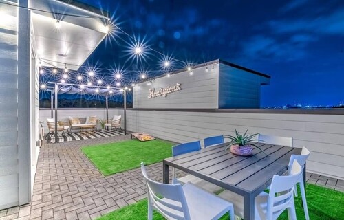 Willie’s World! 14 Beds*GameRoom*Huge Rooftop!