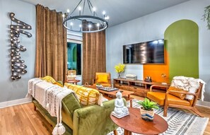 Una televisión, una oficina