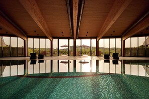 Piscine intérieure, chaises longues