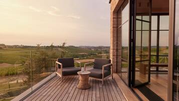 Suíte luxo, 1 cama King | Terraço/pátio