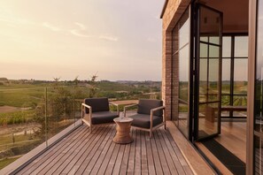 Suíte luxo, 1 cama King | Terraço/pátio