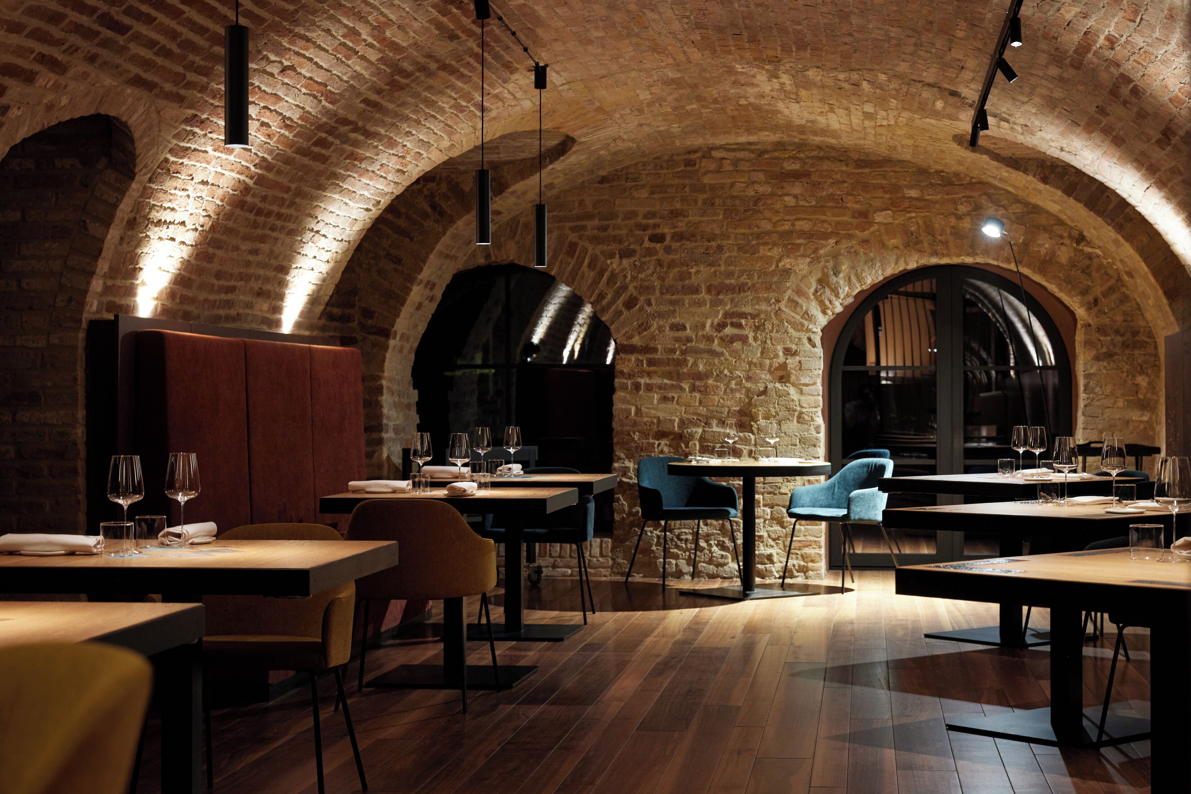 Breakfast and lunch served, garden views 