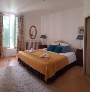 6 bedrooms, travel crib, WiFi, bed sheets