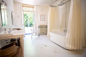 Douche, sèche-cheveux, serviettes fournies, savon