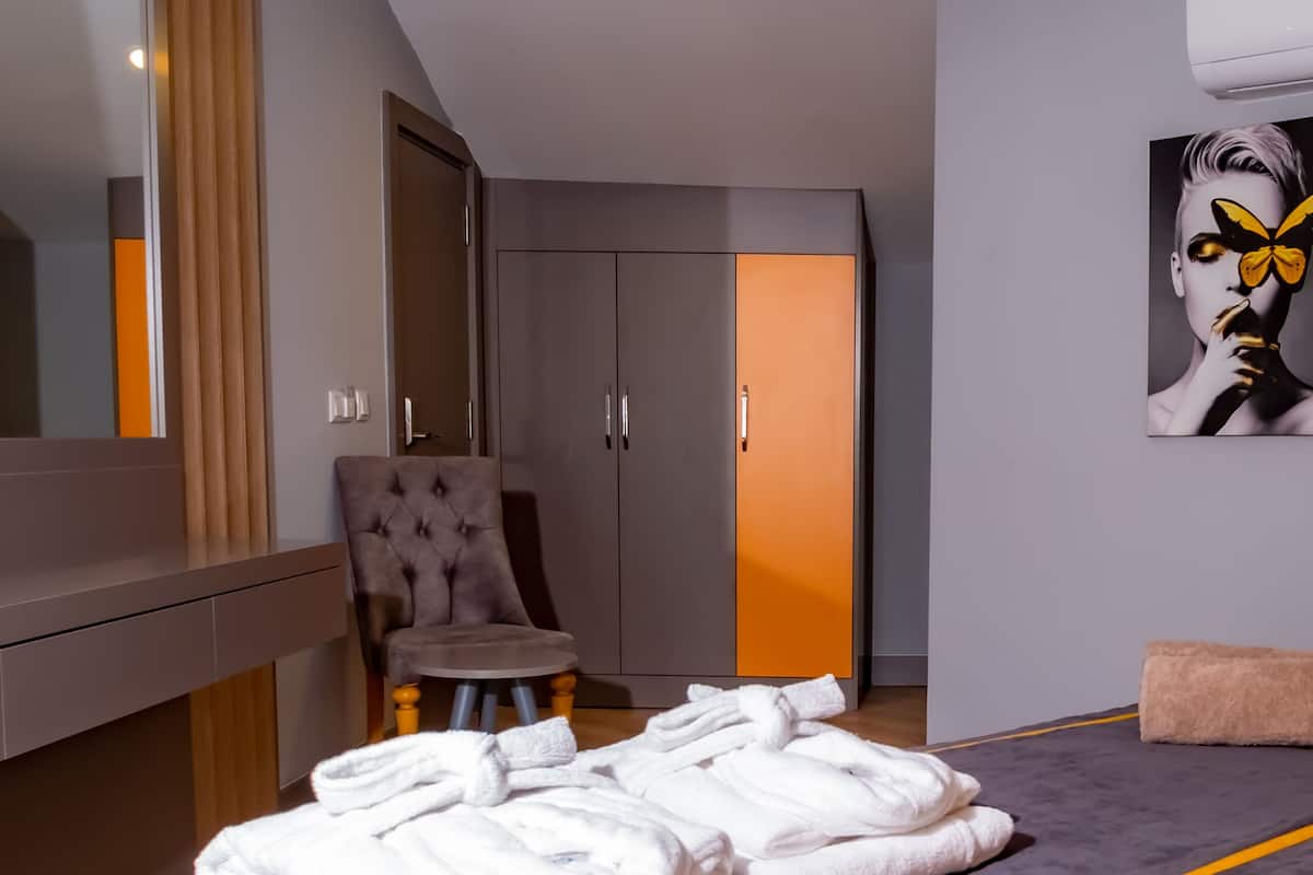 Premium bedding, minibar (free items), in-room safe, desk