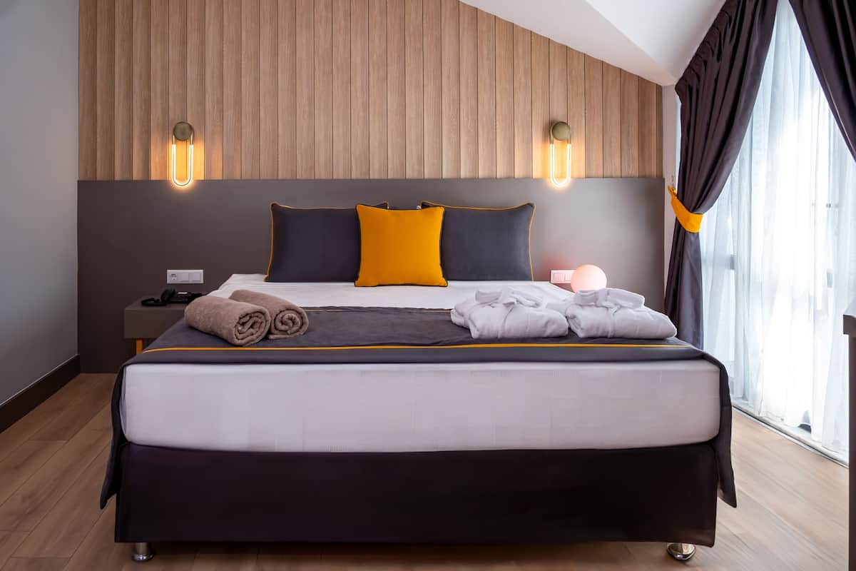 Premium bedding, minibar (free items), in-room safe, desk