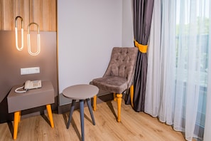 Comfort dubbelrum eller tvåbäddsrum | Vardagsrum | 43-tums plasma-tv med satellitkanaler och tv