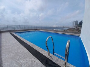 An infinity pool - Located in Colombo, a few steps from Kollupitiya Beach (Colombo)