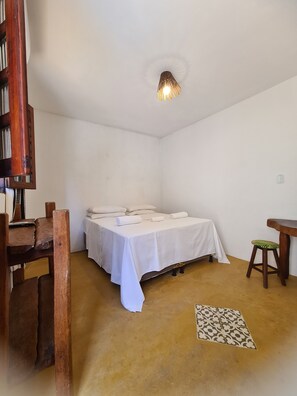 Quarto casal ou duplo básico | Ferros/tábuas de passar roupa, Wi-Fi de cortesia