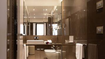 Doppia Luxury, vista canale | Bagno | Soffione a pioggia, asciugacapelli, accappatoio, pantofole