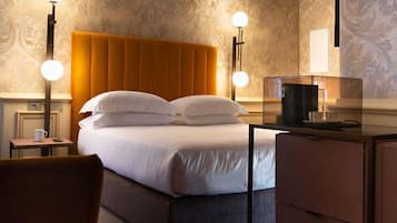 1 kamar tidur, selimut bulu angsa, minibar, dan brankas