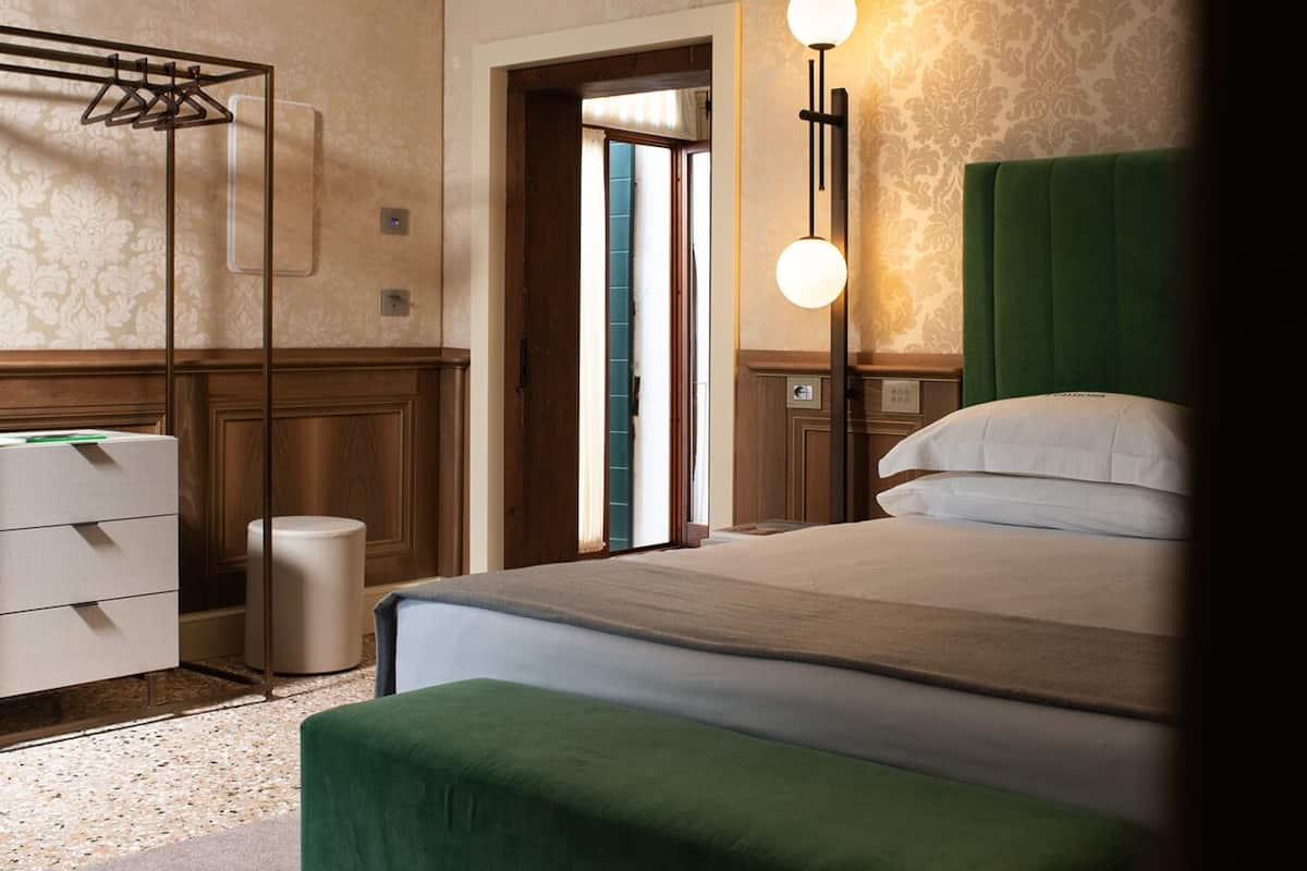 Deluxe kamer | 1 slaapkamer, donzen dekbedden, een minibar, een kluis op de kamer
