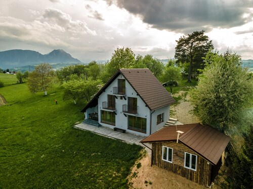 Seculed House on The hill, fresh air, walks în nasture, wild corner ofheaven....