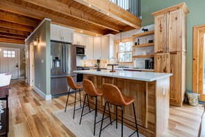 Køleskab, mikrobølgeovn, ovn, kogeplade