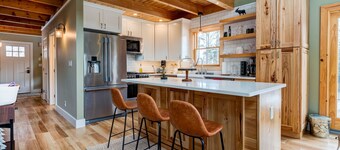 5BR Retreat w/ Hot Tub - Sleeps 12 in Stratton