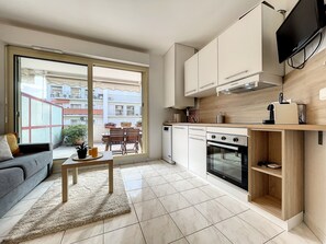 Fridge, microwave, oven, stovetop - (015) L'Entre Vieille ville et Mer (Antibes)