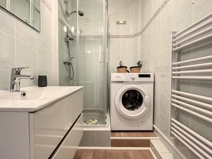 Shower, hair dryer, towels - (015) L'Entre Vieille ville et Mer (Antibes)