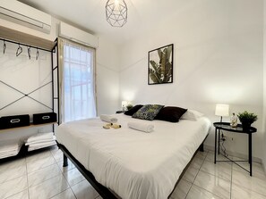 1 bedroom, iron/ironing board, WiFi, bed sheets - (015) L'Entre Vieille ville et Mer (Antibes)