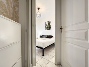 1 bedroom, iron/ironing board, WiFi, bed sheets - (015) L'Entre Vieille ville et Mer (Antibes)