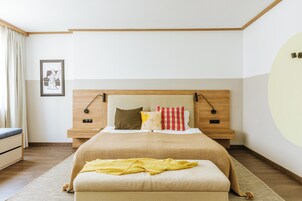 Un dormitorio moderno con cabecera de madera, una cama grande y una mesita de noche.