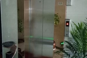 Un ascensor con una pantalla digital que muestra el número 6.