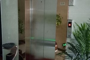 Un ascensor con una pantalla digital que muestra el número 6.