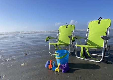On the beach. Sculpin Studio - Steps to Beach - Ocean View, Dog Friendly!