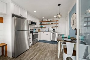 Fridge, microwave, oven, stovetop - Sea Star Studio - Ocean View - Steps to the Beach, Dog Friendly (Moclips)