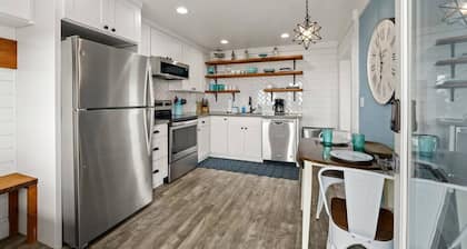 Sea Star Studio - Ocean View - Steps to the Beach, Dog Friendly