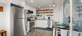 Sea Star Studio - Ocean View - Steps to the Beach, Dog Friendly