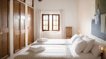 Een strijkplank/strijkijzer, wifi, beddengoed