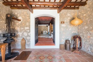 Interior - nowenqew;PIHFR' (Cunit)