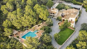 An aerial view of a property with a swimming pool, multiple buildings, and surrounding forest. - nowenqew;PIHFR' (Cunit)