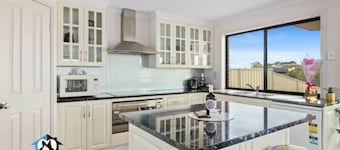 Big House with Views and Fab Pop Culture Vibe