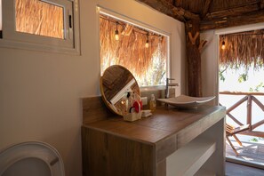 Honeymoon-Ferienhütte | Badezimmer | Dusche, Regendusche, kostenlose Toilettenartikel, Handtücher