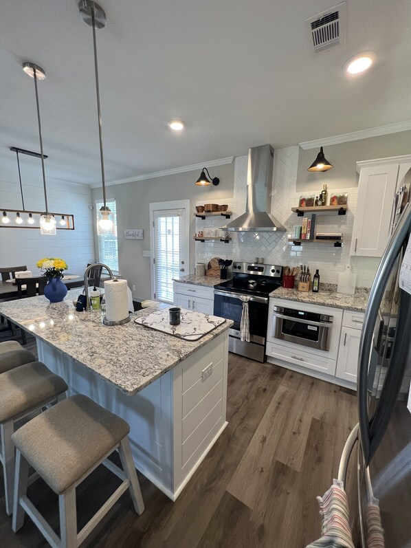 Microondas, horno, parrilla de estufa y lavavajillas 