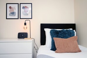 House | 2 bedrooms, desk, iron/ironing board, free WiFi