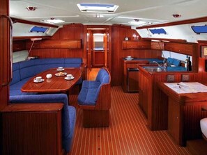 Yacht Miss MELINA | Eget kjøkken | Espressomaskin, vannkoker og spisebord