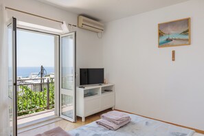 1 chambre, bureau, fer et planche à repasser, lit parapluie