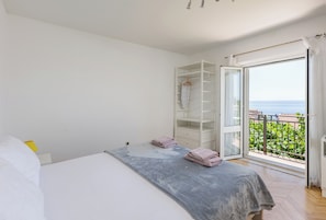1 chambre, bureau, fer et planche à repasser, lit parapluie