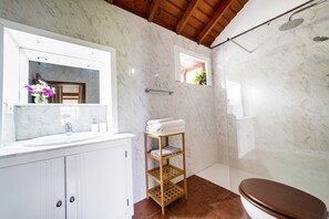 Dutxa, assecador de cabells, bidet i tovalloles