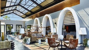 Un espacio interior amplio con techo alto, ventanas grandes y diseño moderno.