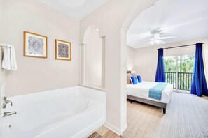 Een bad, een haardroger, handdoeken, shampoo