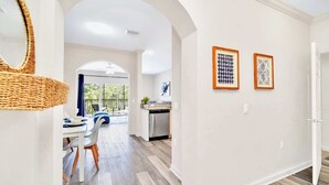 Un interior moderno con comedor, cocina y espacio abierto con vistas.