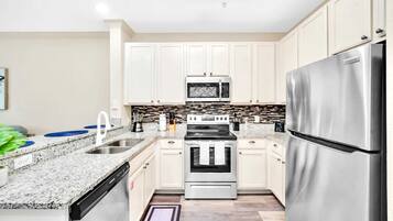 Geladeira, micro-ondas, fogão, cooktop