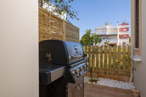 Outdoor dining - EcoHome Villa (Chania)