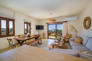 Biệt thự Exclusive, 4 phòng ngủ, hồ bơi riêng | Khu phòng khách | Smart TV 50-inch có truyền hình vệ tinh, TV, văn phòng