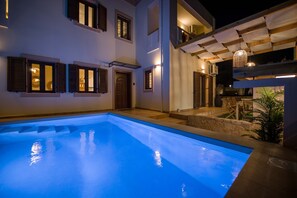 Outdoor pool, pool umbrellas, sun loungers - EcoHome Villa (Chania)