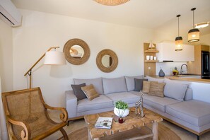 Exklusiv villa - 4 sovrum - privat pool | Vardagsrum | 50-tums smart-tv med satellitkanaler, tv och kontor