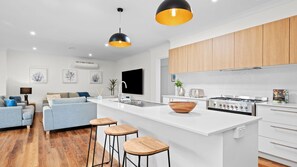 Een koelkast, een microgolfoven, een oven, een vaatwasser